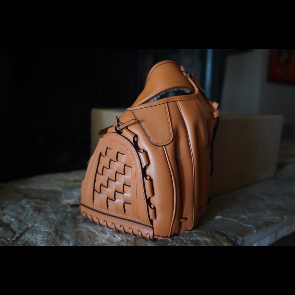 Exclusive Coach Leather Baseball Glove Hazelnut, Sold Out Since 2022 - Picture 5 of 14